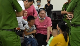 Nghẹn lòng phiên tòa tuyên án tội mua bán người: Cậu bé 5 tuổi khóc lạc giọng, đuổi theo mẹ bị áp giải đi