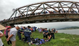 Bắc Giang: Cô gái đi xe máy bị rơi xuống sông, tài xế xe tải lao xuống ứng cứu nhưng bị nước cuốn cả hai