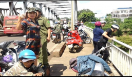 Đang xem tìm kiếm người mất tích dưới sông, người phụ nữ bất ngờ gieo mình theo