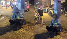 Cụ ông bán vé số bị đuổi khỏi quán cơm gà không cho ăn vì bẩn và rách rưới gây bức xúc