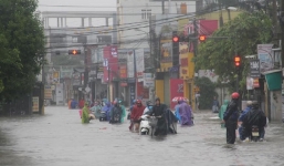 Áp thấp nhiệt đới tăng tốc vào miền Trung, gây mưa rất lớn cho Huế trong đêm nay