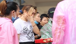 Clip Mỹ Tâm mếu máo, vừa hỏi han vừa phát quà cho bà con vùng rốn lũ miền Trung gây xúc động