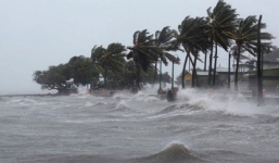 Tin bão mới nhất: Bão số 8 giật cấp 13 không ngừng mạnh lên, tăng tốc vào đất liền miền Trung