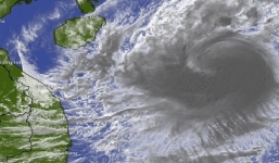 Bão số 8 cách quần đảo Hoàng Sa 300km, giật cấp 15 hướng thẳng miền Trung