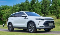 Người Việt đổ xô tậu xế hộp tàu sang xịn, giá 'ngọt' ai ngờ đều là hàng 'ế' ở quê nhà