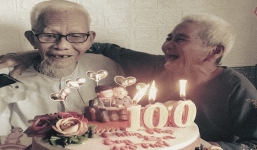 Cặp đôi 'ông bà anh' nắm tay nhau đón sinh nhật 100 tuổi khiến dân mạng ngưỡng mộ