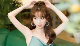 Ngọc Trinh 'ngựa quen đường cũ' tạo dáng phản cảm trong ô tô nhận cả rổ 'gạch đá'