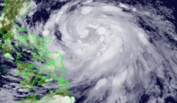 Bão Vamco giật cấp 14 không ngừng mạnh lên tiến vào biển Đông, hướng thẳng miền Trung