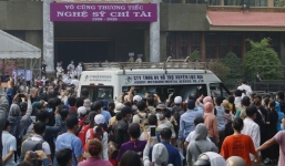 Hàng nghìn người vỗ tay, vẫy tay chào tiễn biệt cố NS Chí Tài lần cuối cùng gây xúc động