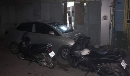 Tài xế đỗ xe oái oăm bịt kín cửa, gia chủ 'nội bất xuất ngoại bất nhập' ngủ cả ngoài đường