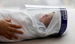 Bức ảnh bé sơ sinh Việt Nam lọt top ảnh đẹp nhất năm 2020 về chủ đề Covid-19