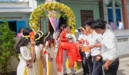 Chú rể cẩn thận bồng bế cô dâu suốt hôn lễ và câu chuyện cảm động phía sau gây 'bão' mạng