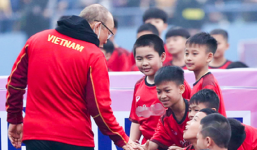 Khoảnh khắc HLV Park Hang-seo vui đùa cùng fan nhí khiến mạng xã hội 'dậy sóng'