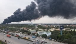 Cầu Thanh Trì cháy lớn dữ dội, xuất hiện cột khói cao hàng chục mét phủ kín bầu trời