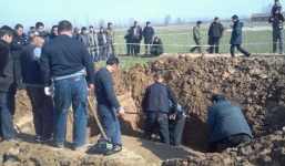 Đào mộ cho mẹ, thanh niên phát hiện hố sâu trong vườn giúp mở cửa mật thất chứa mộ cổ 