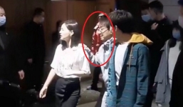 Thành Long để lộ tình trạng sức khỏe yếu ở tuổi U70, phải có người dìu gây xót xa