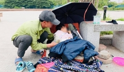 Xót xa hình ảnh cha ôm con đi bán bọc chân chống giữa trời lạnh giá và cái kết ấm lòng