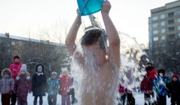 Trời rét căm căm, cô giáo cho trẻ cởi trần tắm nước lạnh để rèn luyện sức khỏe 