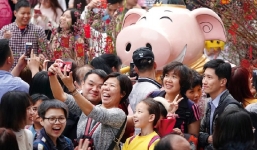 'Sướng' như dân Trung Quốc, được chính quyền tặng cả tiền cho ăn Tết tại chỗ