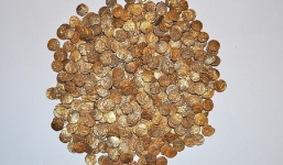 Thời tới ngăn không nổi, đi ngắm chim cũng bắt được hũ tiền cổ giá trị 25 tỷ đồng