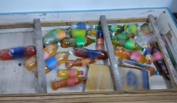 Đi thuê nhà trọ, nữ sinh phát hiện cả 'hầm' nghi nước tiểu đựng trong chai dưới gầm giường