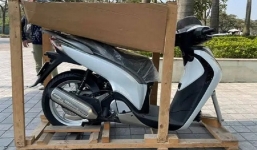 Trơ càng vì khuyết 1 bánh trước, Honda SH vẫn được đại gia chi gần 1 tỷ đồng vì đeo biển siêu VIP