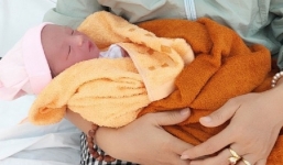 Xót xa em bé sơ sinh bị mẹ gói trong bọc nilon bỏ rơi trước cửa nhà dân ở Bình Phước