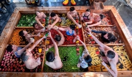 Kỳ lạ món lẩu vừa ăn vừa tắm trong nồi, khách được thoải mái chọn vị