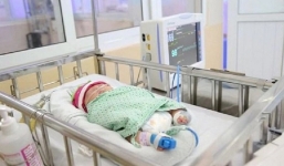 Em bé sơ sinh bị mẹ vứt bỏ trước Tết Nguyên đán đã qua đời