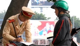 Từ tháng 4/2021 lỗi không có giấy phép lái xe máy, ô tô bị phạt bao nhiêu tiền?