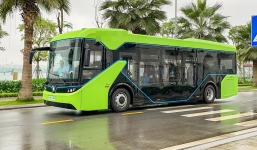 Tin xe hot nhất 3/4: VinBus đầu tiên chạy được khen hết lời, Mercedes giới thiệu nước hoa mùi 'tri thức'