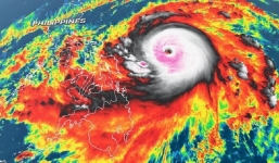 Siêu bão Surigae giật cấp 17 đảo chiều rời xa biển Đông 