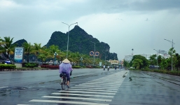 Áp thấp nhiệt đới gây gió giật mạnh tiến sát Quảng Ninh, các tỉnh thành giáp biển mưa lớn