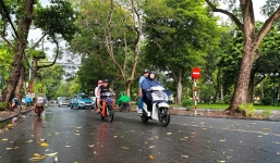 Dự báo thời tiết 12/8: Hà Nội đề phòng mưa dông lốc, Trung Bộ nắng nóng