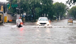 Bão số 6 suy yếu thành áp thấp nhiệt đới, đi vào đất liền miền Trung