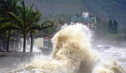 Bão Kompasu cực mạnh tiếp tục nạp năng lượng chuẩn bị vào biển Đông thành bão số 8