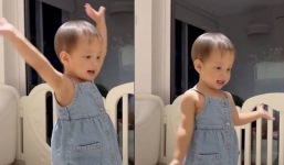 Không 'lười' nói như Leon, Lisa nhà Hà Hồ hết ú ớ chỉ trỏ còn hồn nhiên làm điều này khiến ai cũng bất ngờ