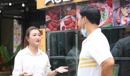 Nói là làm: Quyền Linh tặng xe xúc xích cho gia đình nữ điều dưỡng, vô tư trổ tài lẻ của mình