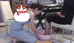 ‘Hoa hậu ở nhà 200 tỷ' bất ngờ bị ‘đào’ khoảnh khắc hạ mình ‘quỳ gối rửa chân’ cho chồng giữa lúc xác nhận li hôn 