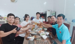 Cầu thủ Nhâm Mạnh Dũng dẫn bạn gái hot girl về ra mắt, 1 đám cưới hoành tráng diễn ra?