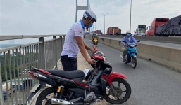 Bình Minh xuất hiện như 'người hùng', giải cứu bà xã mắc kẹt 3 tiếng trên cầu