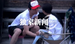 Xôn xao trở lại khoảnh khắc Triệu Lệ Dĩnh xoa tay Trần Hiểu, chứng minh mối quan hệ từng vượt qua mức tình bạn