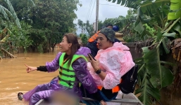 Cặp 'tiên đồng ngọc nữ' của showbiz Việt  Thúy Diễm - Lương Thế Thành bị lạc đoàn khi tham gia cứu trợ người dân vùng lũ