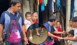 Xúc động cảnh MC Quyền Linh mải mê cứu trợ bị trôi dép, phải mang mỗi bên 1 loại đi cứu trợ người dân