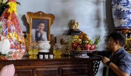 Ngày cuối năm, Hoài Linh buồn bã nhìn di ảnh của Chí Tài đặt tại nhà thờ tổ