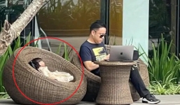 Xôn xao hình ảnh ông xã của chân dài Đinh Ngọc Diệp bế búp bê đi uống cà phê, người qua đường cũng phải giật mình nhìn theo