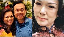 Ca sĩ Phương Loan diện áo dài in hình cố NS Chí Tài, ngậm ngùi nhớ lại kỷ niệm đón xuân bên chồng 1 năm trước