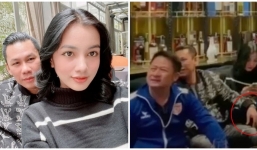 Đang ngồi giao lưu ca hát với Bằng Kiều, chồng cũ Lệ Quyên gây chú ý khi đụng chạm cơ thể người đẹp 2k2