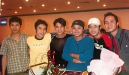 Ưng Hoàng Phúc nhớ lại thời hoàng kim nhóm 1088, xúc động nhất chính là nụ cười thời trẻ trung của cố ca sĩ Vân Quang Long