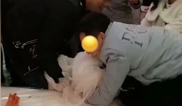 Cô dâu bị người đàn ông lạ mặt bất ngờ ôm chầm trong đám cưới, phản ứng 'làm ngơ' của chú rể gây tranh cãi